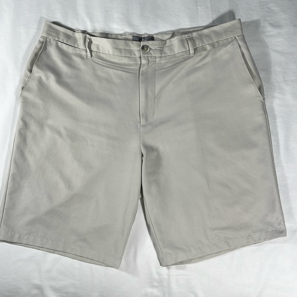 Dockers mens khaki polyester flat front 9.5" inseam Golf shorts - size 38 - Picture 2 of 11